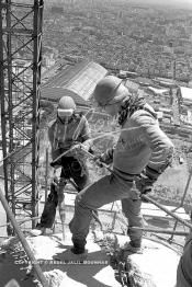 Image du Maroc Professionnelle de  Des ouvriers s'activent à la destruction du dôme du premier minaret de la mosquée Hassan II à Casablanca qui culminait à 170m de hauteur, Vendredi 21 Avril 1989. Sa Majesté Hassan II  lors d’une dernière visite avant cette modification, il ordonna la surélévation du minaret à 201m, devenant ainsi le plus haut minaret du monde à l’époque. (Photo / Abdeljalil Bounhar)